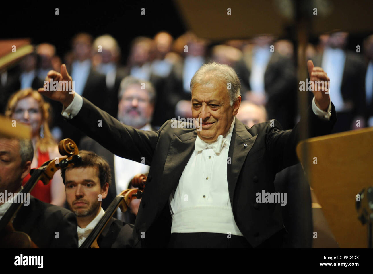 La direzione di Zubin Mehta conduce il Gurre-Lieder di Arnold Schoenberg nella Koenigssaal del Monaco di Baviera Opera House. Il conduttore viene quindi assegnato la medaglia Meistersinger dell'Opera di Stato bavarese. Foto Stock