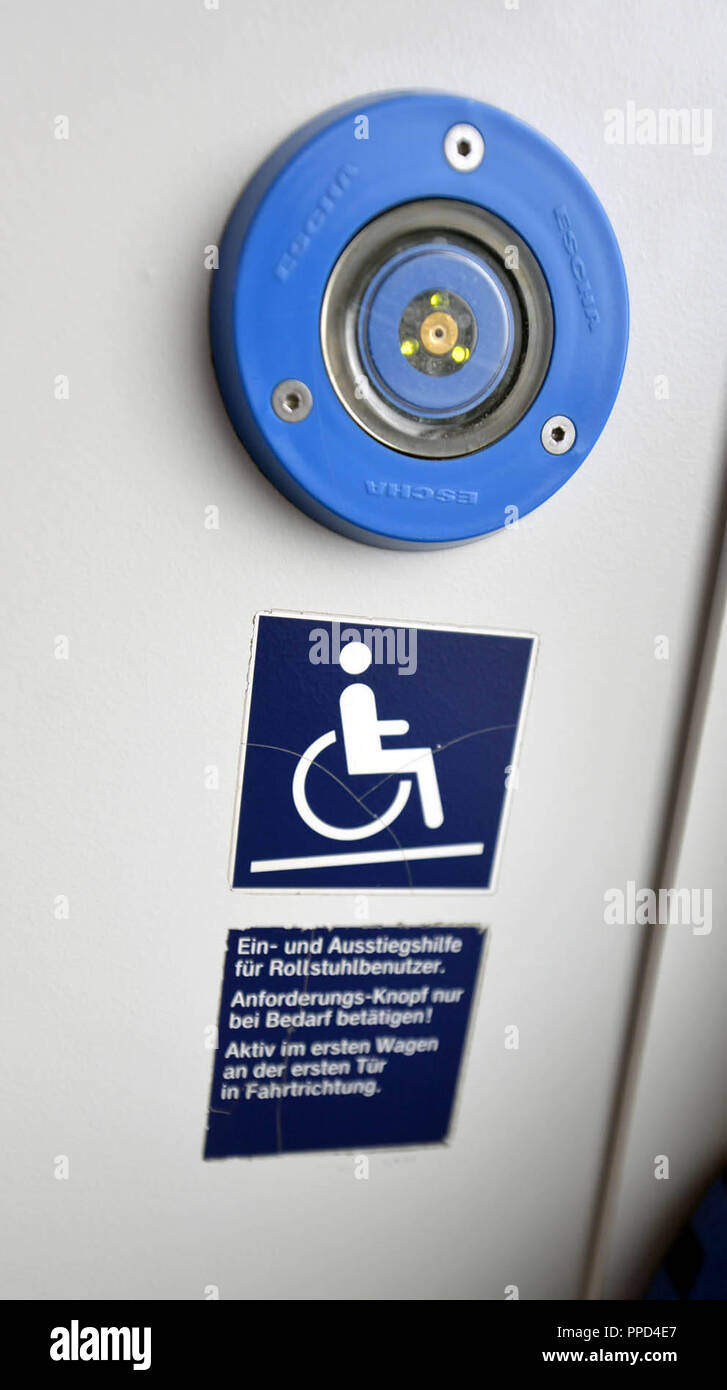 Parcheggiato S-Bahn treno presso la sede della Deutsche Bahn in Steinhausen. Nella foto è un apriporta per persone su sedia a rotelle. Foto Stock