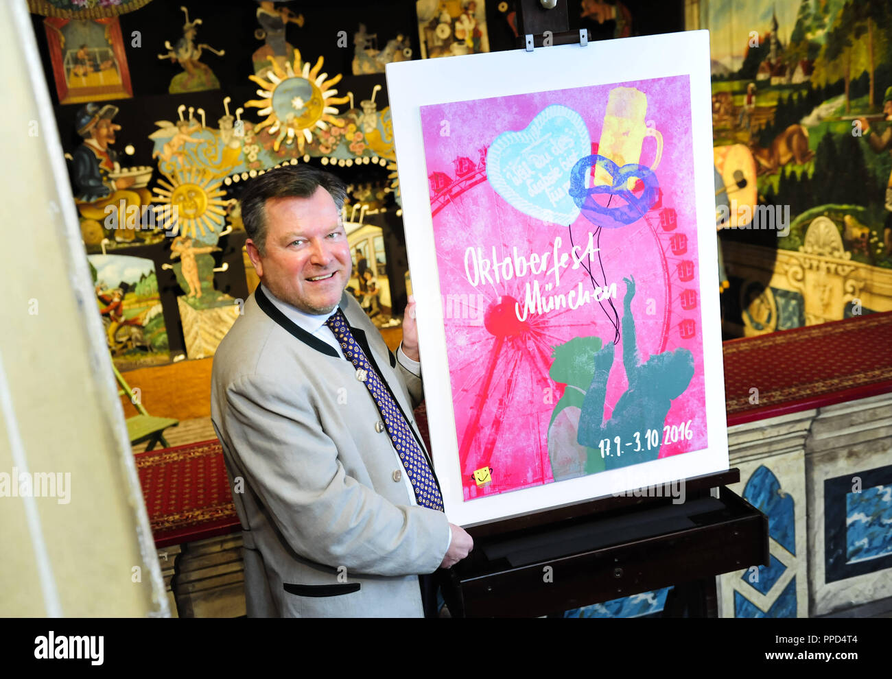 Sindaco Josef Schmid presenta il Oktoberfestplakat 2016 nell'Stadtmuseum. Il disegno vincente è di Susanne Schneider e Linda Sophie Schultheis, sia la comunicazione studenti di design. Foto Stock