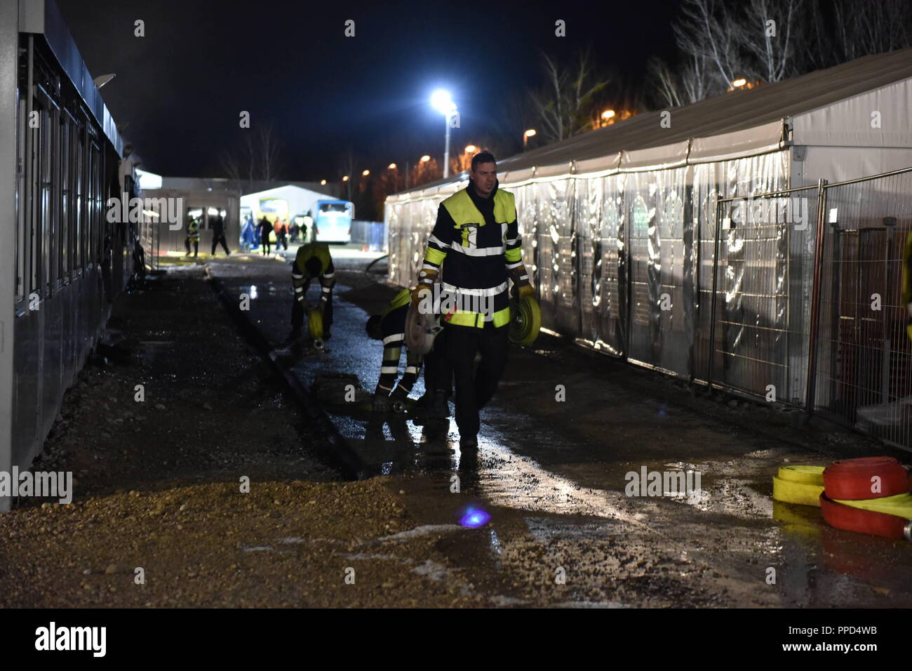 Un incendio nel centro di accoglienza per i rifugiati in Maria-Probst-Strasse in Euro-Industriepark. La foto è stata presa a seguito di operazioni di estinzione di incendi. Foto Stock