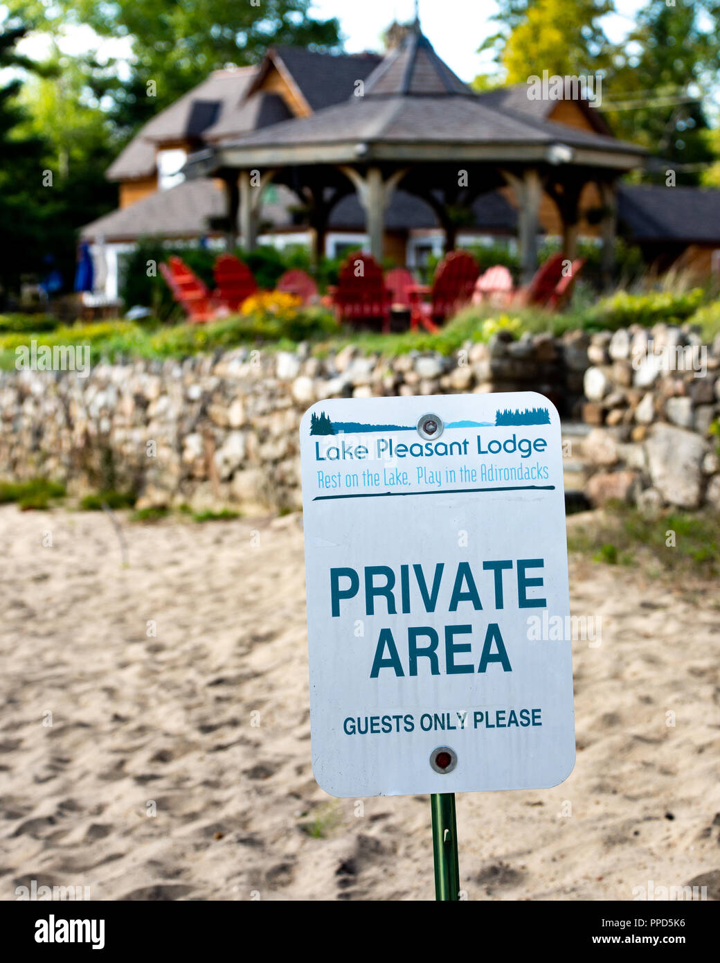 Un'area privata per firmare il Lago Pleasant Lodge in speculatore, NY USA con il fuoco selettivo sul segno. Foto Stock