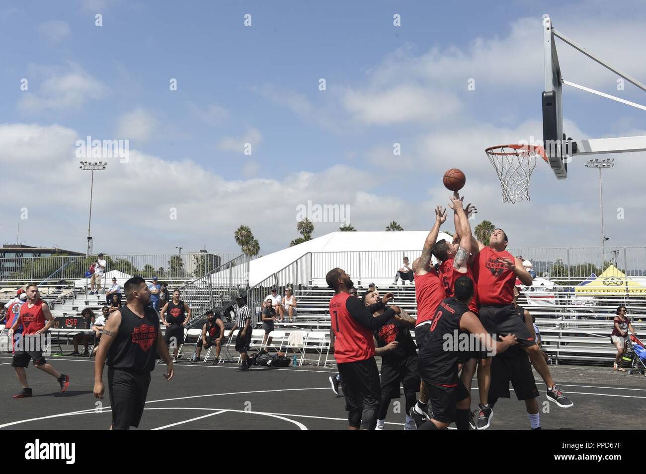 LOS ANGELES (sett. 1, 2018) Coastguardsmen giocare a basket durante il Los Angeles Settimana della flotta (LAFW) 5-in-5 torneo di basket. LAFW è una opportunità per il pubblico americano e per soddisfare la loro Marina Militare, Marine Corps e Guardia Costiera team e l'esperienza dell'America servizi di mare. Durante la settimana della flotta, servizio i membri partecipano a vari eventi a servizio della comunità, capacità di presentazione e di attrezzature per la comunità e godetevi l'ospitalità di Los Angeles e nelle aree circostanti. Foto Stock