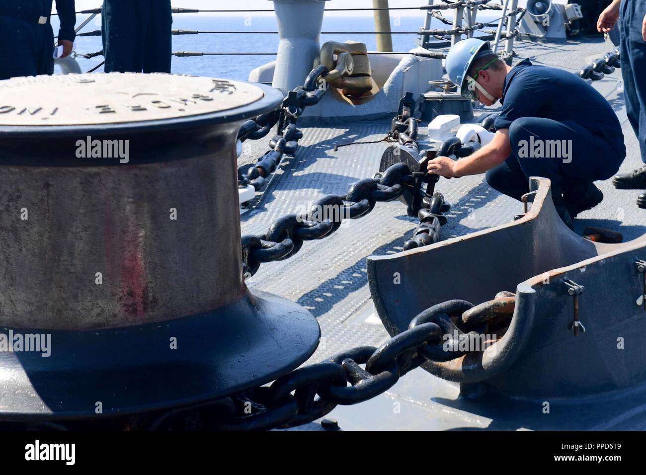 Mare (sett. 4, 2018) - marinaio Cobern Giosuè si prepara per un ancoraggio drop test a bordo della Arleigh Burke-class guidato-missile destroyer USS Ross (DDG 71) nel Mare Mediterraneo, Sett. 4, 2018. Ross, distribuita a Rota, Spagna, è il suo settimo patrol NEGLI STATI UNITI Sesta flotta area di operazioni a sostegno degli Stati Uniti per gli interessi di sicurezza nazionali in Europa e in Africa. Foto Stock