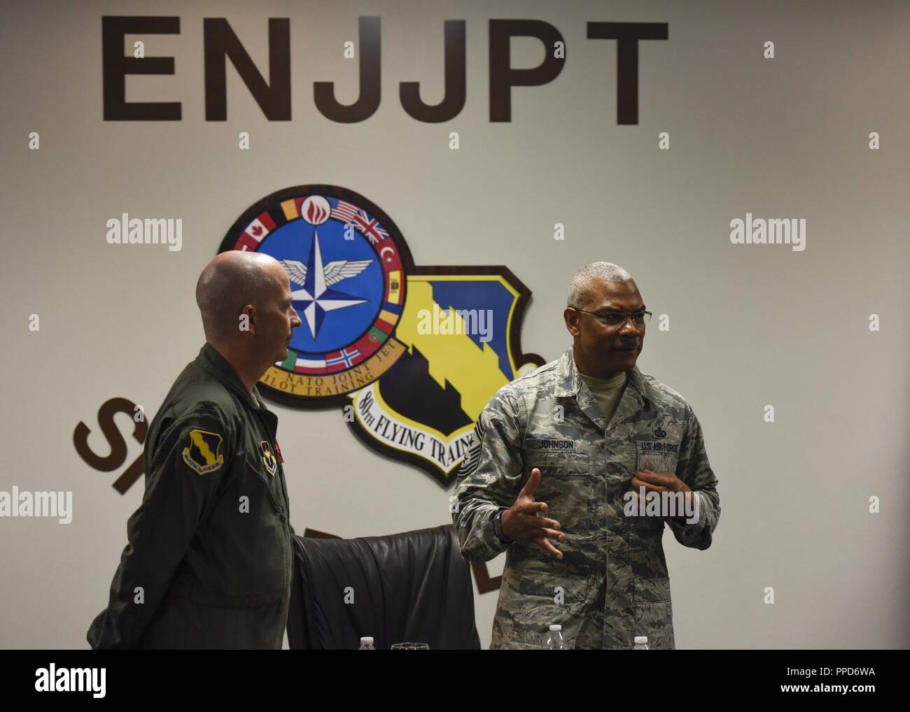 Col. Russell Driggers, sinistra, 80th Flying Training Wing Commander e il comando Master Chief Sgt. Jack Johnson Jr., Comandante supremo alleato per la trasformazione comando arruolati senior leader, parlare prima di una missione breve a Sheppard Air Force Base in Texas, 24 agosto 2018. ACT è una delle due sedi centrali strategiche della NATO e si trova in America del Nord. Come parte della NATO, Johnson ha visitato l'ottantesimo FTW, specificamente la Euro-NATO Joint Jet Programma pilota. Foto Stock