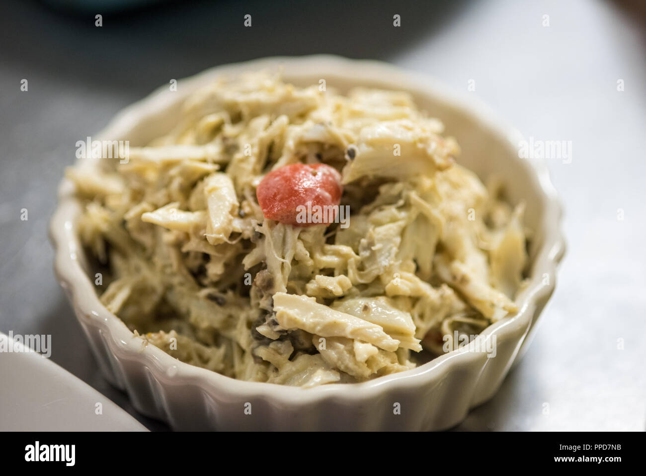 Una porzione di carne di granchio è preparato per essere incorporati in un granchio piatto imperiale. Foto Stock