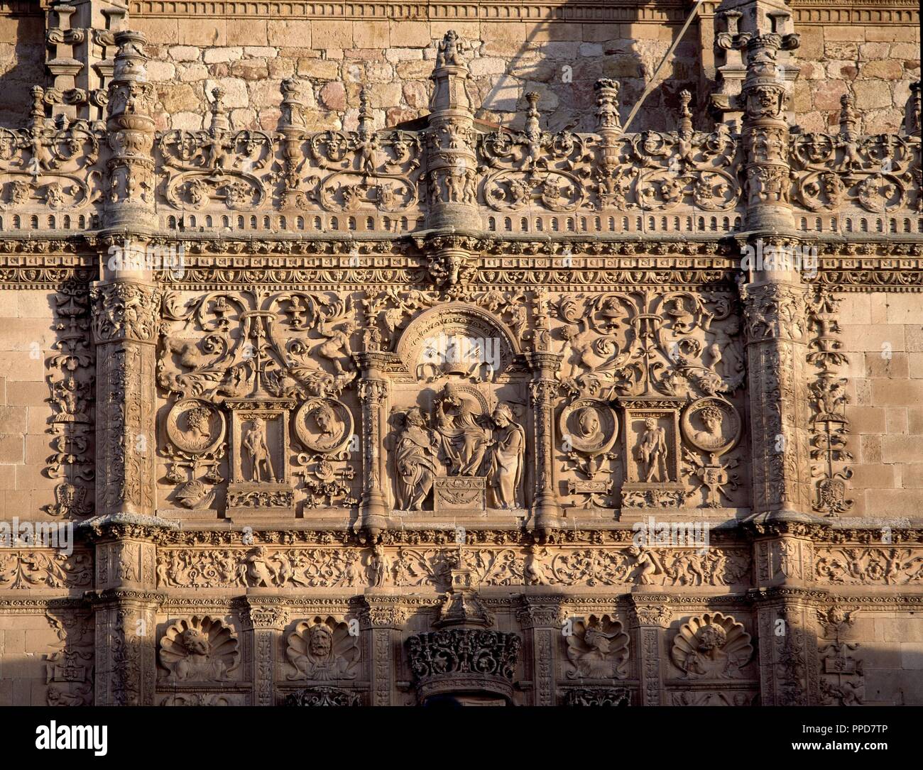 Esterno-DETALLE DE LA FACHADA DE LA UNIVERSIDAD DE SALAMANCA - EL PAPA (Benedicto XIII ?) CON CARDENALES -SIGLO XVI. Posizione: Universidad. SALAMANCA. Spagna. Foto Stock