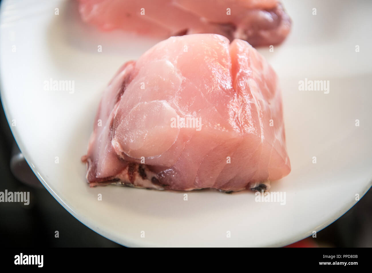 Taglio fresco di filetti di pesce. Foto Stock