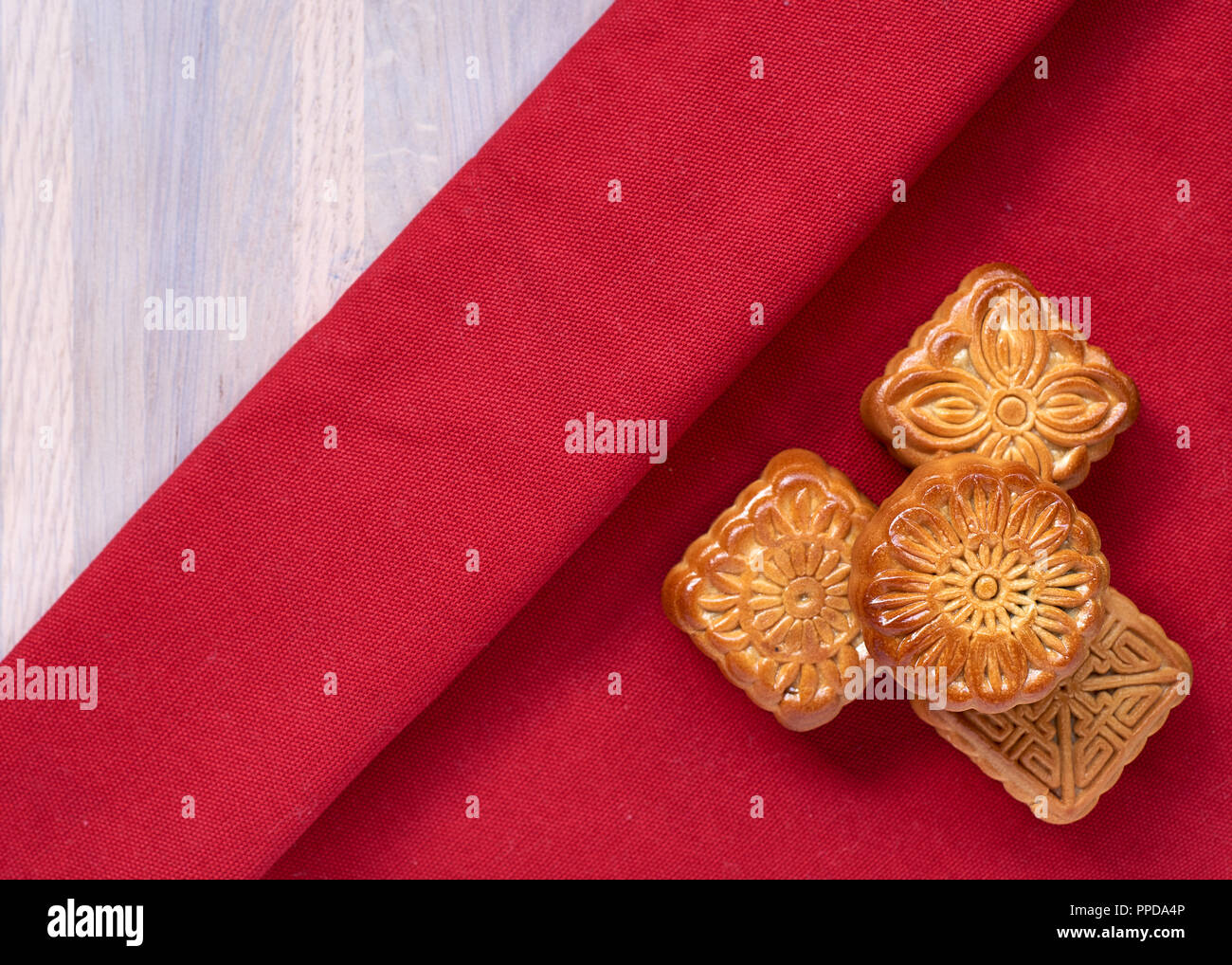 Mooncakes su sfondo rosso Foto Stock