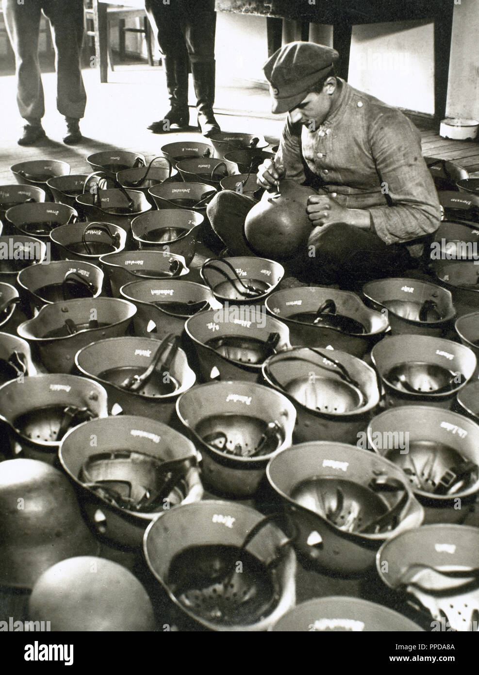 Fabbricazione dell'esercito tedesco caschi durante la II Guerra Mondiale (1939-1945). Foto Stock