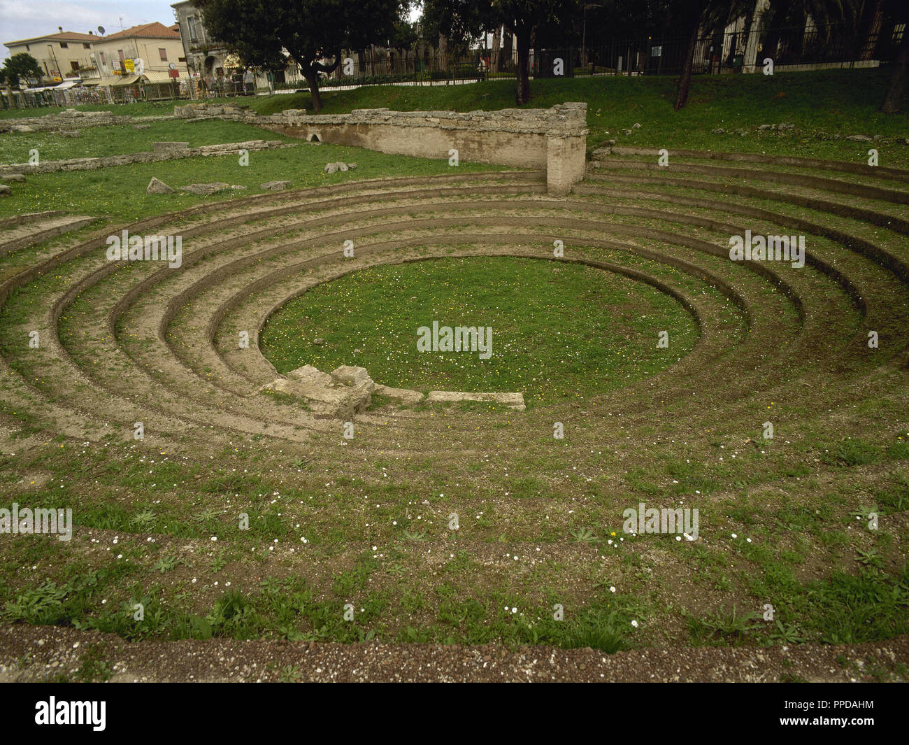L'Italia. Paestum. L'EKKLESIASTERION, edificio civile del periodo ellenistico. Si tratta di una zona aperta all'esterno si trova prevalentemente in o vicino il teatro per trattenere il gruppo di città. V secolo A.C. Foto Stock