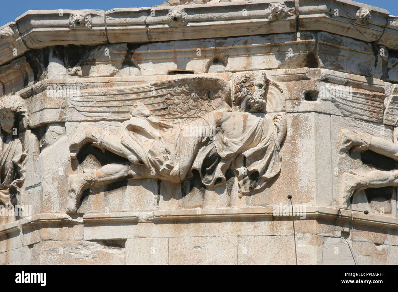 Arte romana. Torre dei venti (Horologion). Ottagonale pentelic marble clocktower sul romano Agora. Ho presunto è stato costruito da Andronicus di Cyrrhus intorno al 50 A.C.. Fregio che mostra il vento gli dèi. (NE). Eurus. Atene. Grecia centrale. Attica. L'Europa. Foto Stock