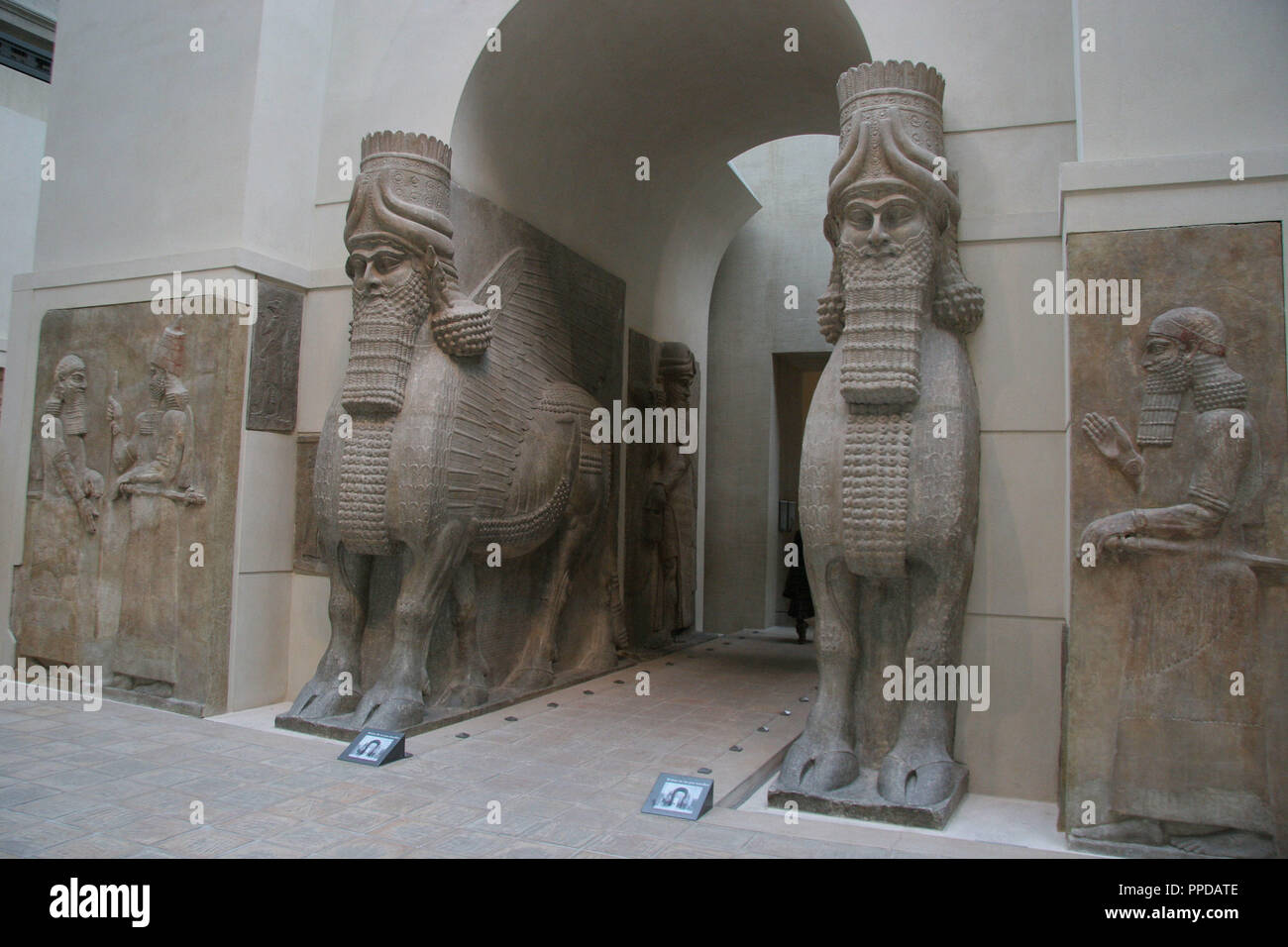 Arte assira "Lamasu' o Bull-l'uomo. Cancello da Sargon II del palazzo. Dur-Sharrukin (Khorsabad). L'Assiria, 721-705 A.C. Alabastro. Viii secolo A.C. Il museo del Louvre. Parigi. La Francia. Foto Stock