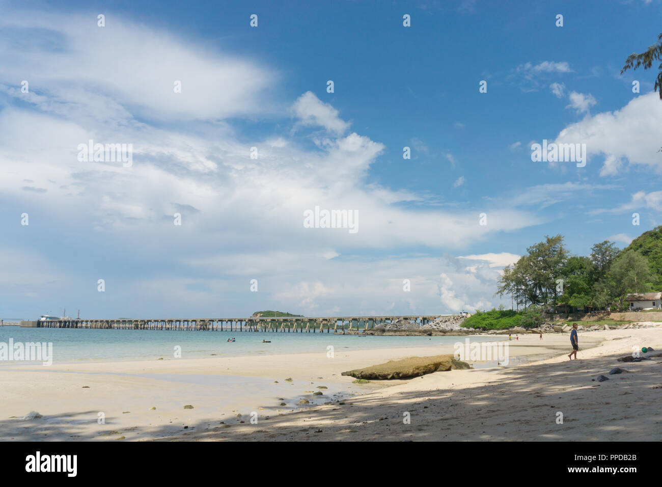 Chonburi, Thailandia - Sep 23,2018 : popoli non identificati sono godendo a Nangrum spiaggia (Sattahip Bay) Foto Stock