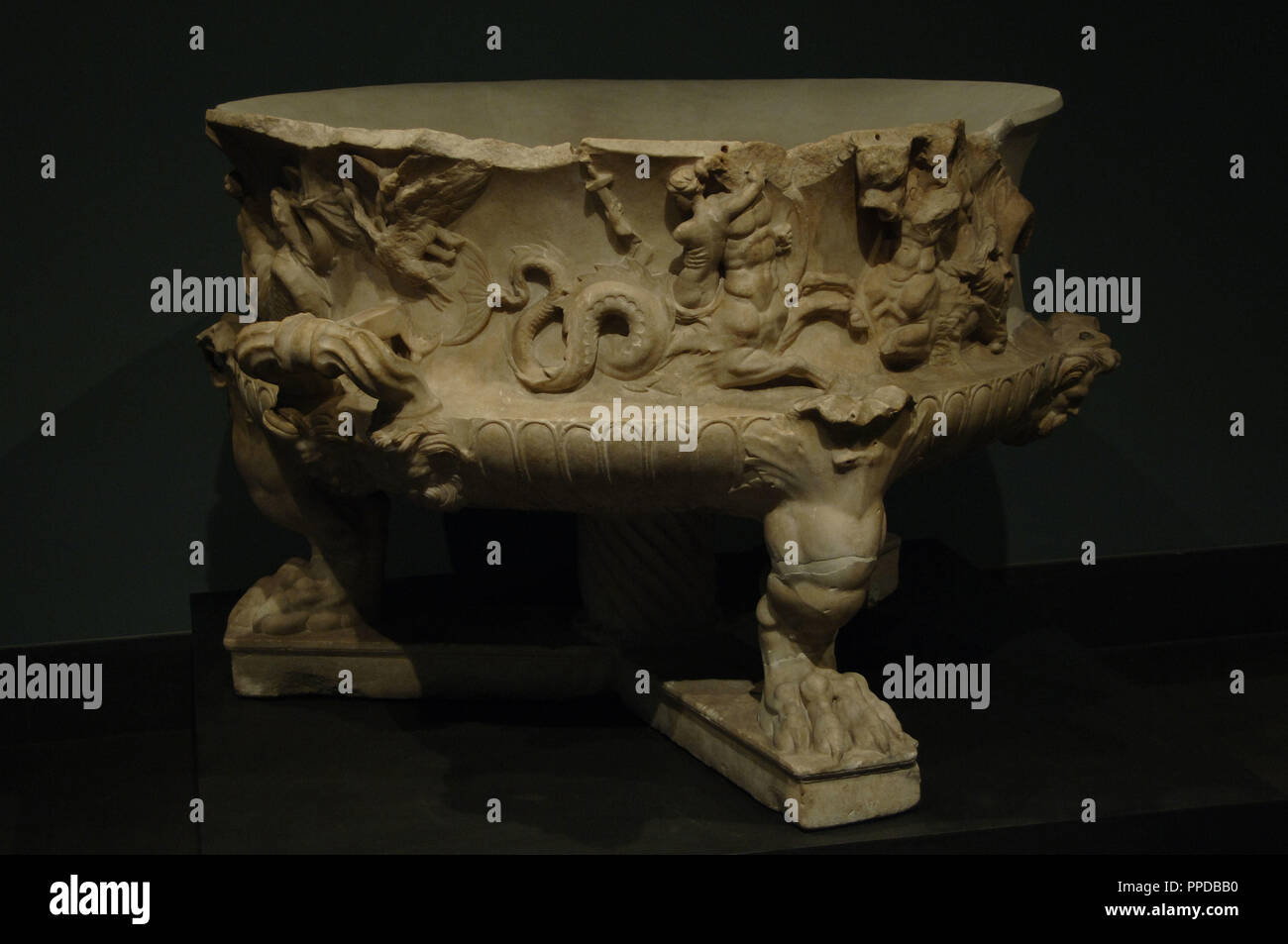 Bacino con rilievi raffiguranti una processione (Thiasos) con Tritoni e Nereidi con armi forgiate da Efesto per Achille. Pentelic marble. Trovato in ospedale di Santo Spirito (Roma). 120 BC. Museo Nazionale Romano. Palazzo Massimo. Roma. L'Italia. Foto Stock