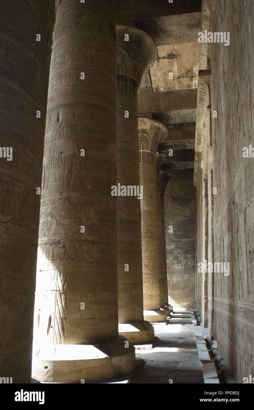 L'Egitto. Tempio di Edfu. Antico tempio dedicato a Horus. Periodo tolemaico. Esso fu costruito durante il regno di Tolomeo III e Tolomeo XII, 237-57 BC. Primo Hypostyle Hall. Le colonne. Foto Stock