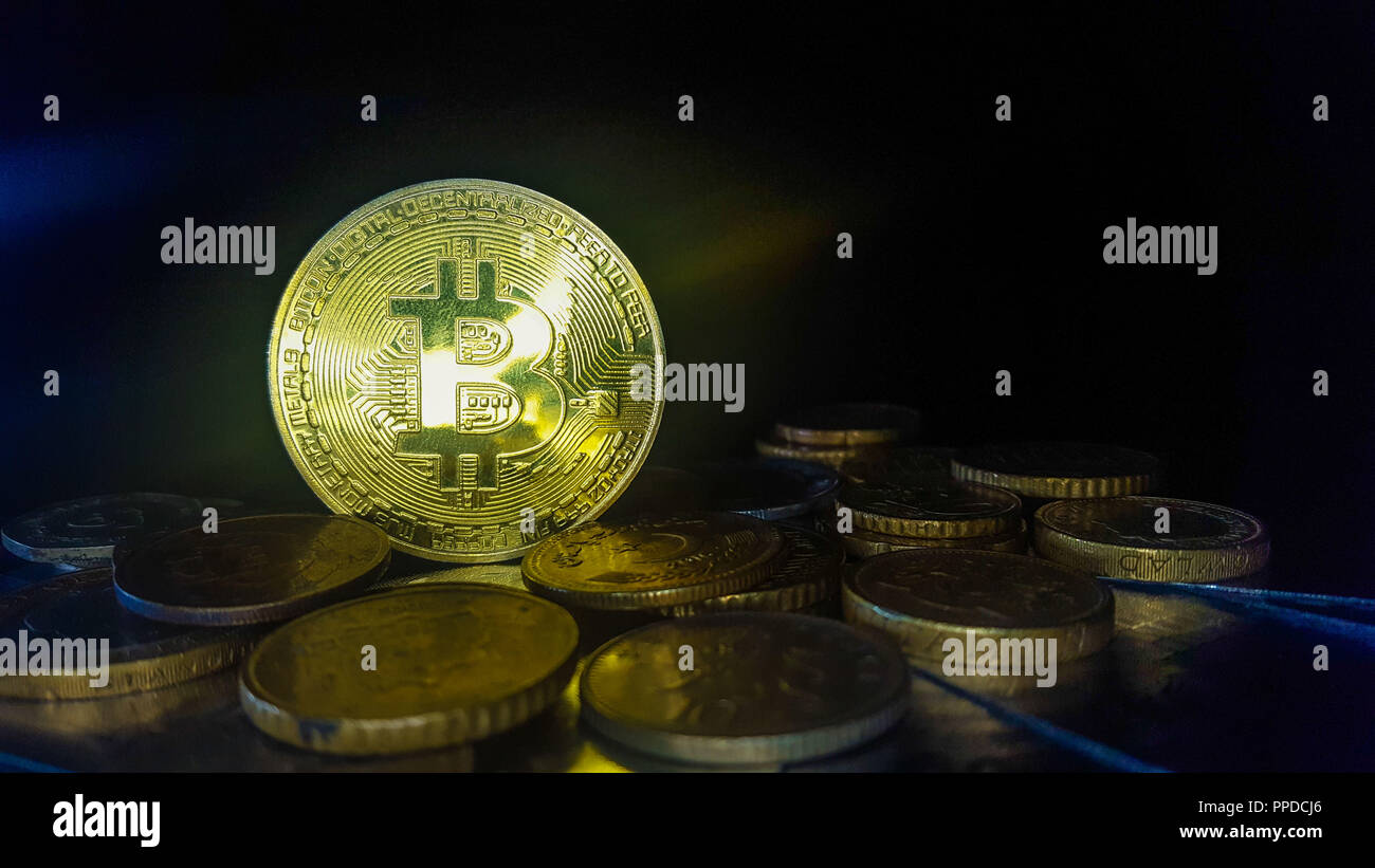 Bitcoin. Bit fisico moneta. Valuta digitale. Cryptocurrency. Medaglia d'oro con simbolo bitcoin. Stock illustrazione vettoriale. Foto Stock