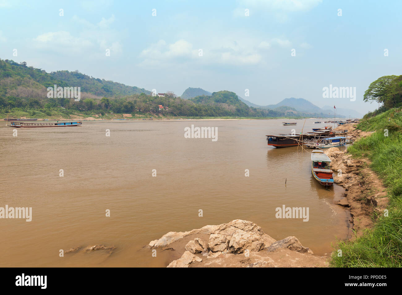 Vista di alcune barche sul fiume Mekong e Chomphet District attraverso il fiume a Luang Prabang, Laos, in una giornata di sole. Foto Stock