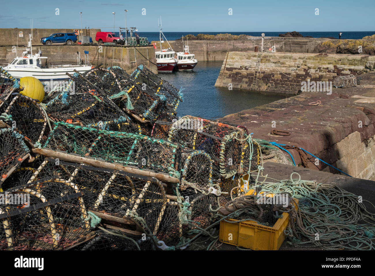 La pesca di pentole e barche in St Abbs Harbour, un piccolo villaggio di pescatori sulla costa sud-orientale della Scozia, nel Coldingham parrocchia di Berwickshire. Foto Stock