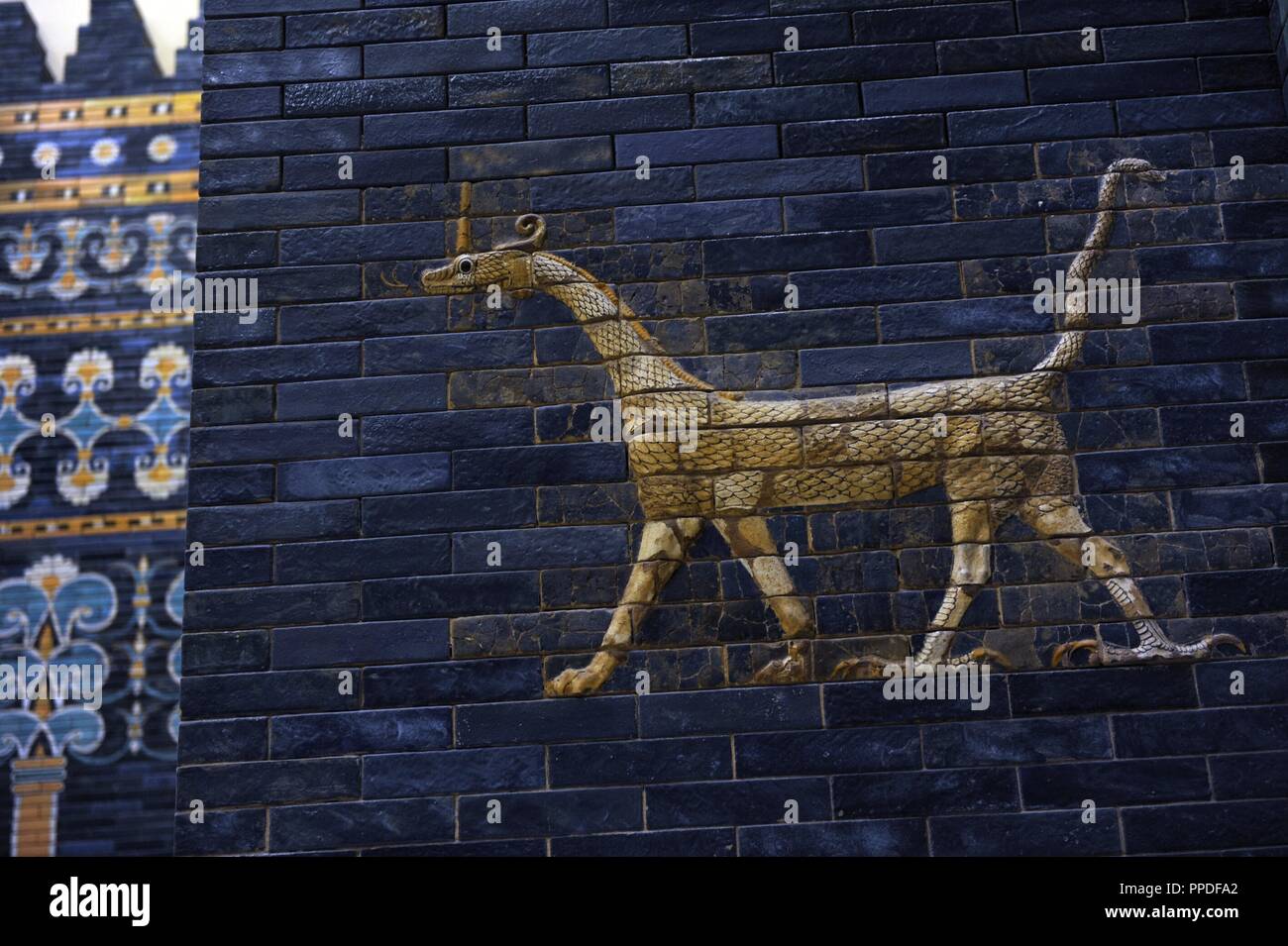 Ishtar Gate. Il cancello del otto della parete interna di Babilonia. Costruito nel 575 A.C. da ordinare a Nebukadnetsar II. Ricostruito nel 1930. Dettaglio. Pergamon Museum. Berlino. Germania. Foto Stock