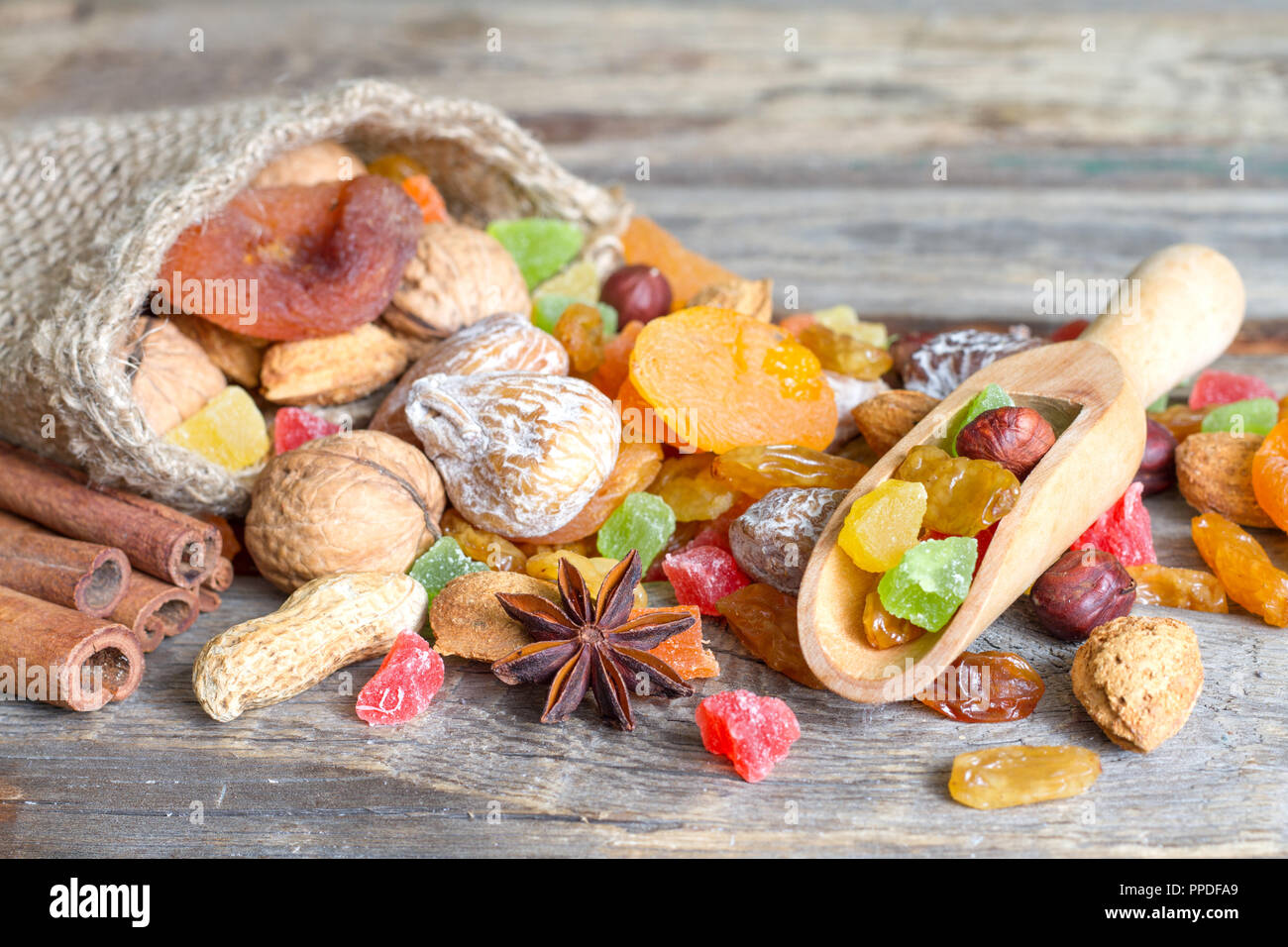 Frutta secca e noci organic snack sani su vecchi tavoloni Foto Stock