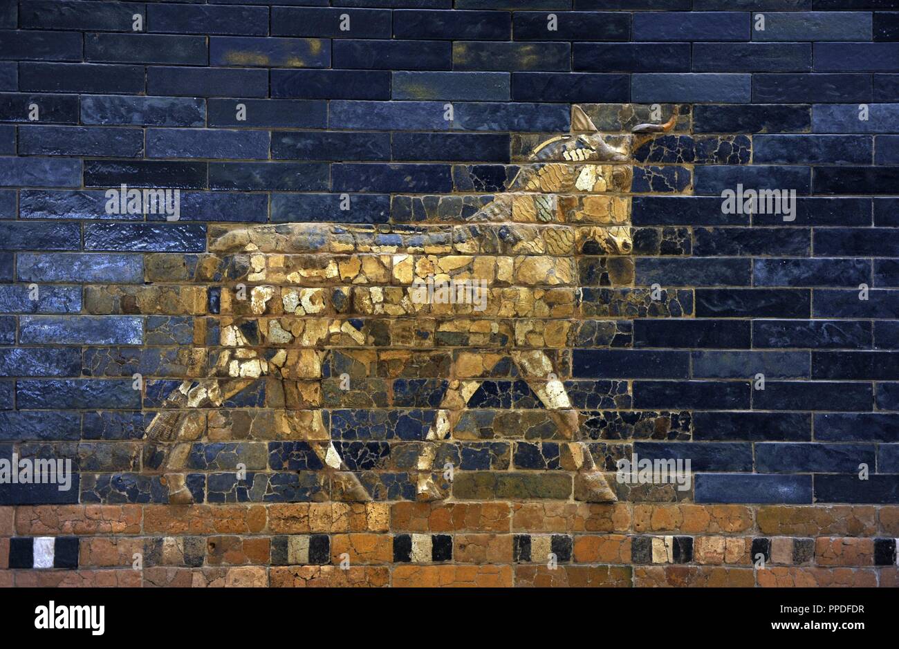 Ishtar Gate. Il cancello del otto della parete interna di Babilonia. Costruito nel 575 A.C. da ordinare a Nebukadnetsar II. Ricostruito nel 1930. Boll. Dettaglio. Pergamon Museum. Berlino. Germania. Foto Stock