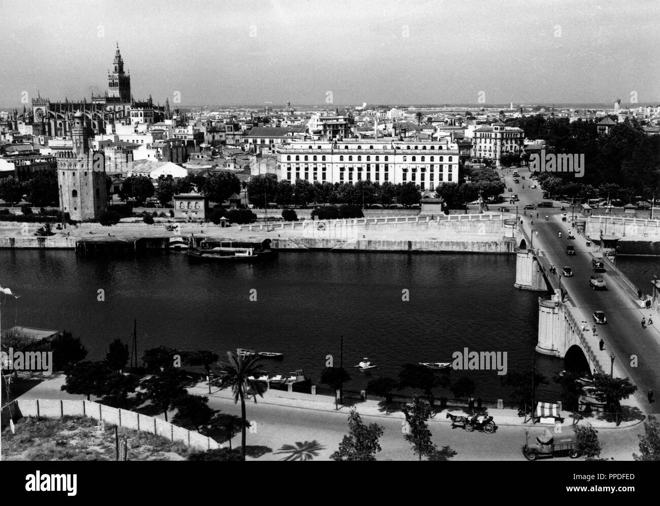 España. Vista generale de Sevilla y el río Guadalquivir. Años 1950. Foto Stock