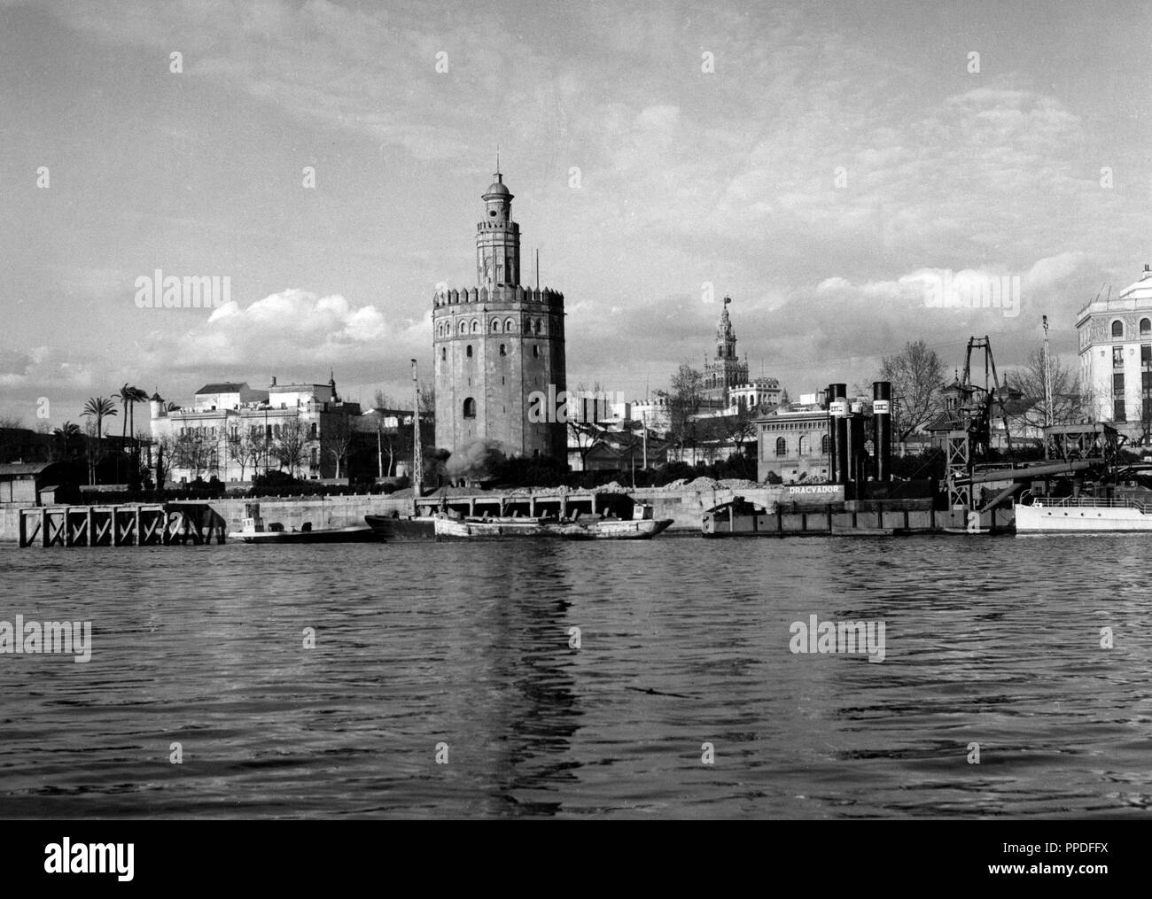 España. Torre del Oro y el río Guadalquivir en Sevilla. Años 1950. Foto Stock