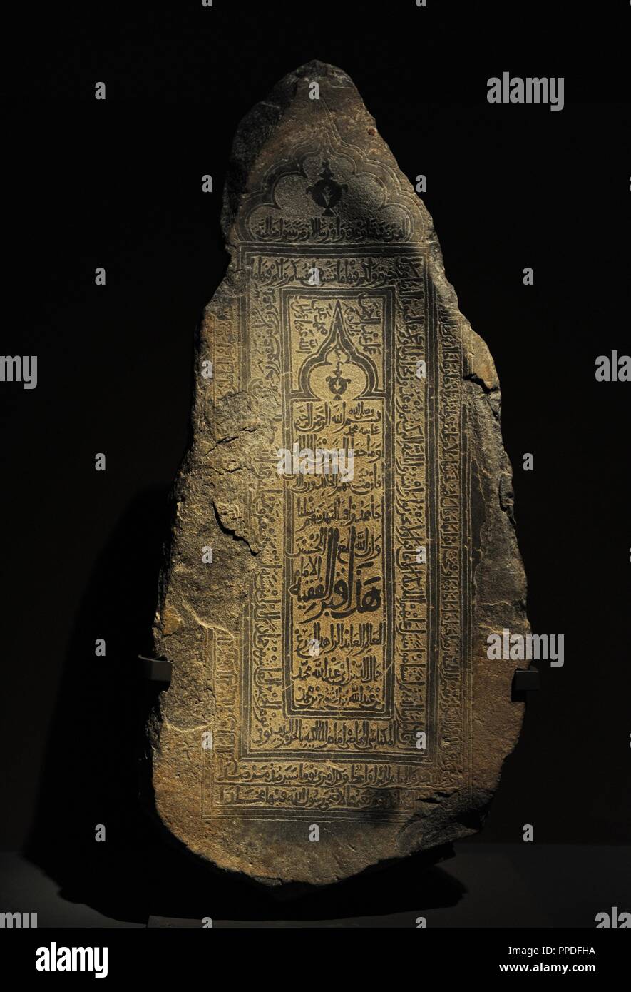 Arte islamica. Oggetto contrassegnato per la rimozione definitiva di Yusuf, figlio di "Abdallah, figlio di Yusuf, figlio di Abu'l-Fath. 5 sha'ban 595 AH/ 2 giugno 1199 AD. Basalto. 76x42x20 cm. al-Ma'la cimitero, Mecca. Qasr Khizam Museum, Jedda. Arabia Saudita. Foto Stock