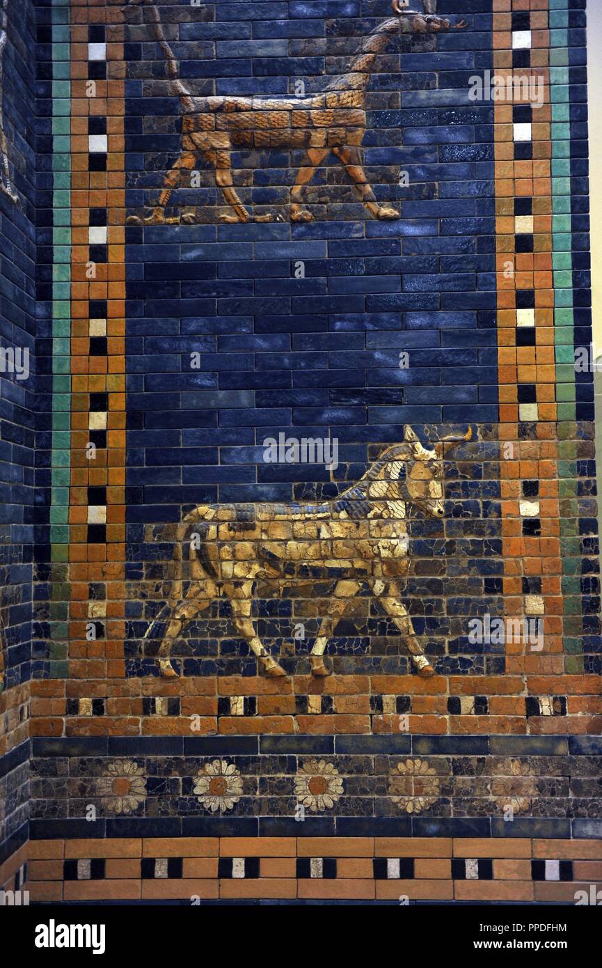 Ishtar Gate. Il cancello del otto della parete interna di Babilonia. Costruito nel 575 A.C. da ordinare a Nebukadnetsar II. Ricostruito nel 1930. Dettaglio. Pergamon Museum. Berlino. Germania. Foto Stock