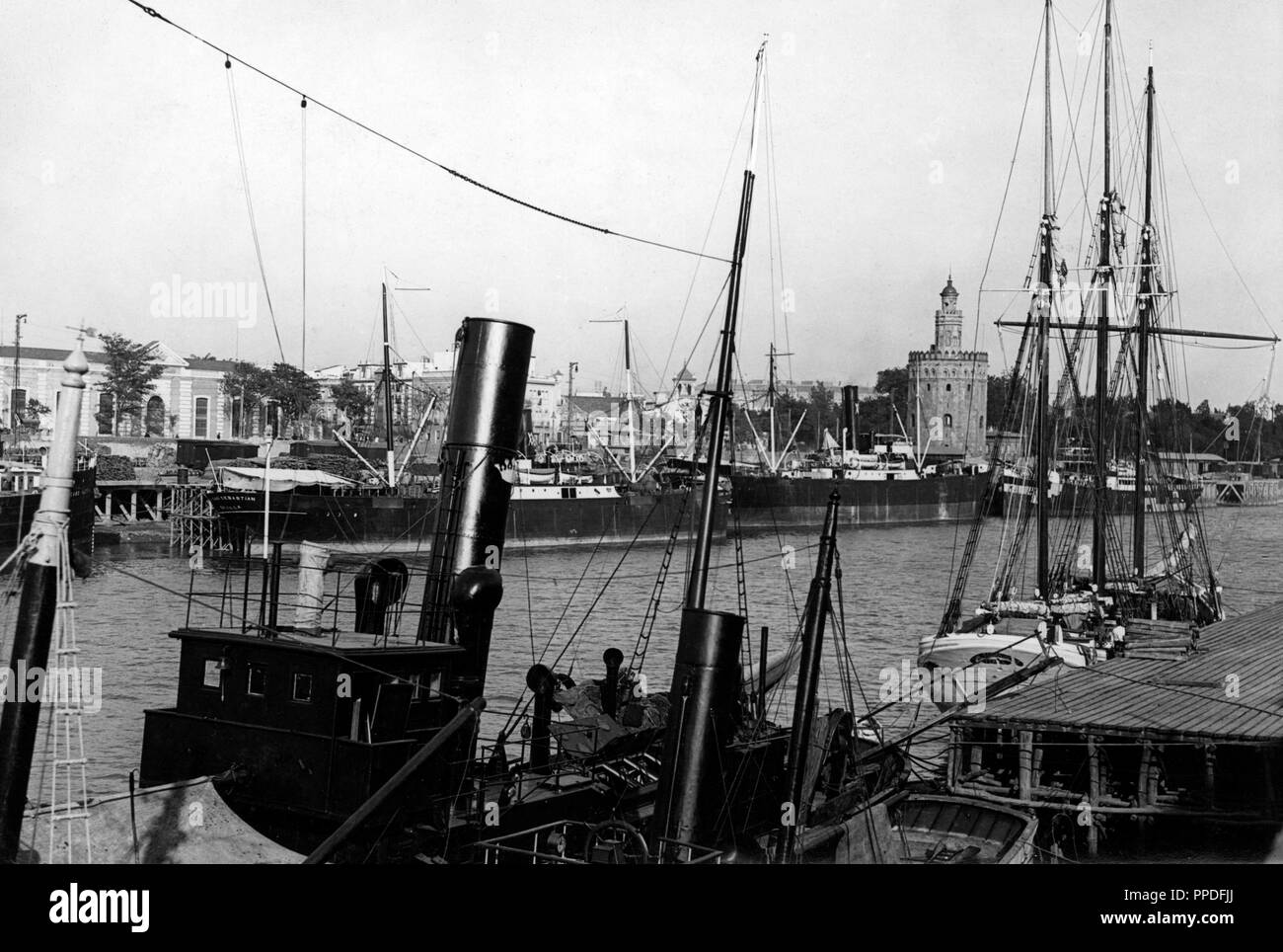 España. Barcos en el río Guadalquivir, Sevilla. Años 1950. Foto Stock