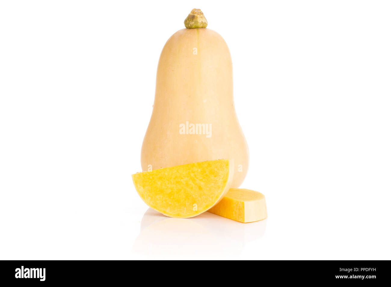 Gruppo di una intera due fette di liscio a pera arancione zucca waltham varietà isolati su sfondo bianco Foto Stock