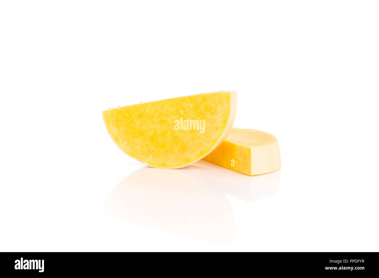 Gruppo di due fette di liscio a pera arancione zucca waltham varietà isolati su sfondo bianco Foto Stock