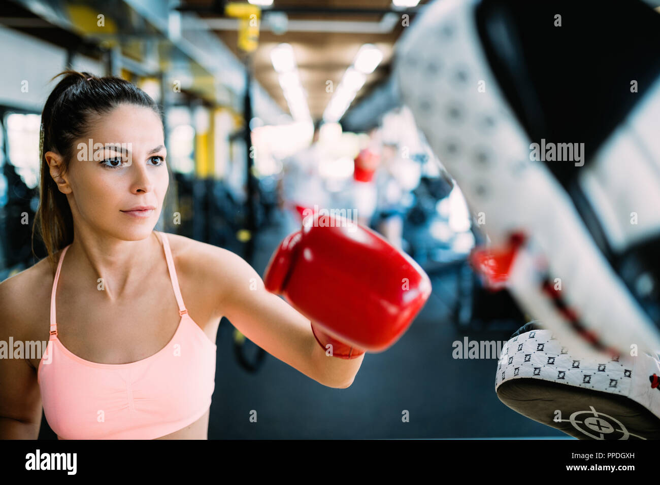 Boxe donna allenamento nel centro fitness anello di classe Foto Stock