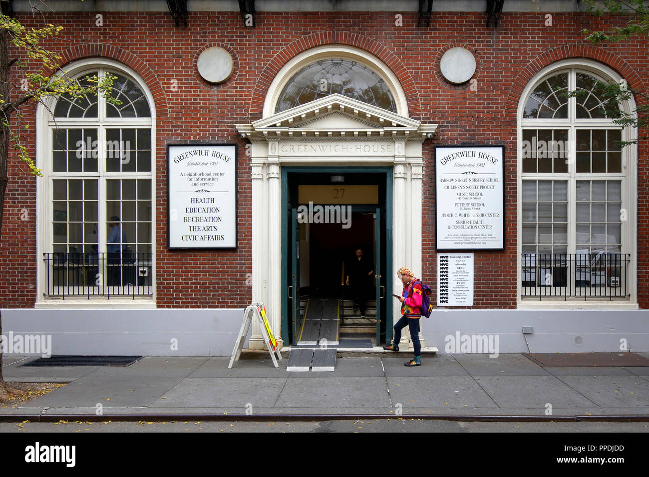 Greenwich House, 27 Barrow St, New York, NY. esterno alla vetrina di un centro comunitario nel Greenwich Village quartiere di Manhattan. Foto Stock