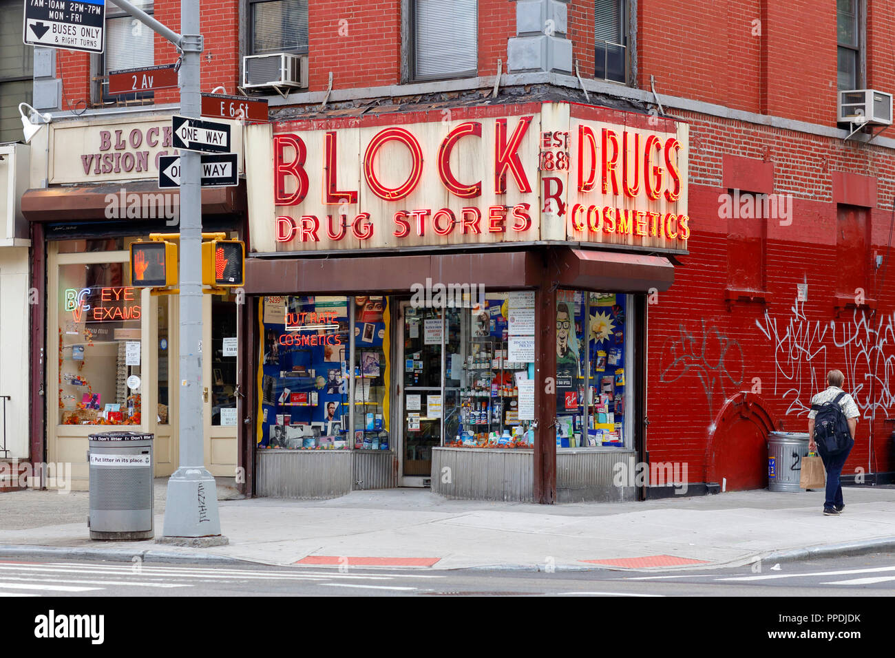 Block Drug Store, 101 2a Ave, New York, NY. esterno di un drug store nell'East Village quartiere di Manhattan. Foto Stock