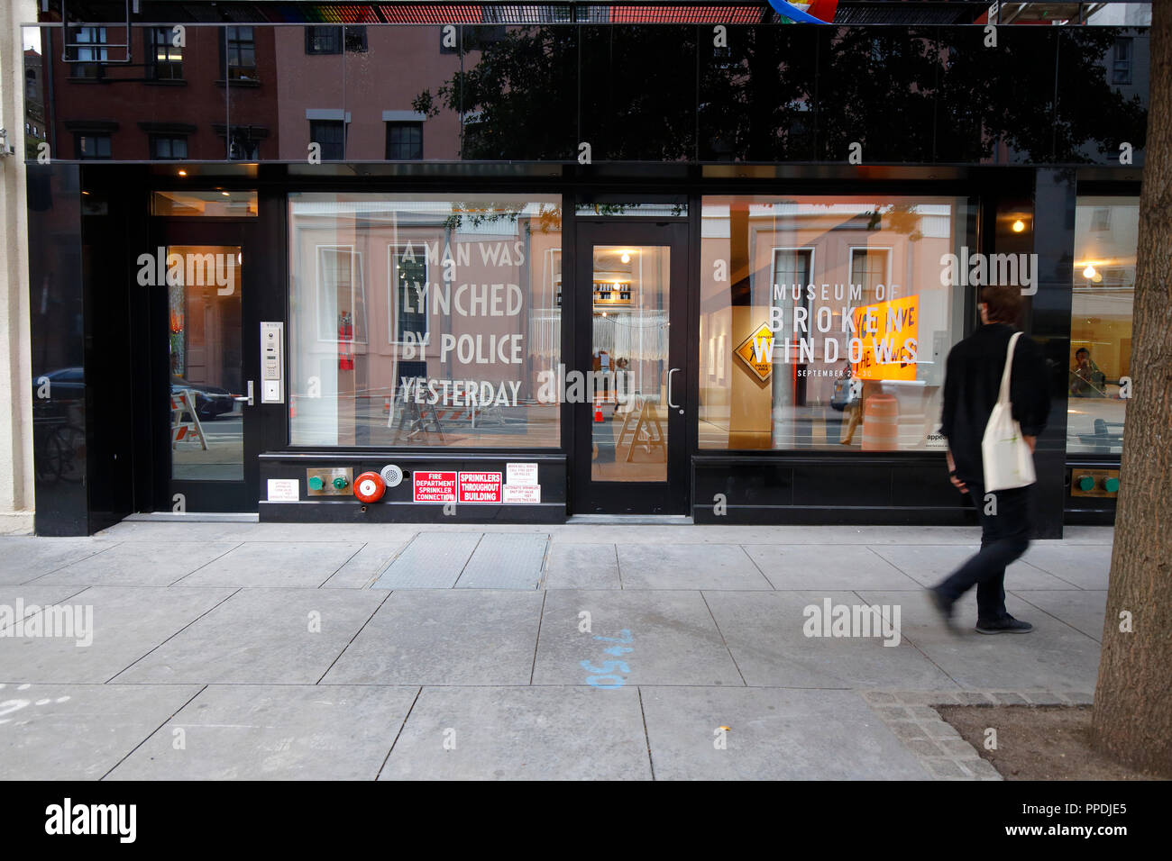 Museo di vetri rotti, 9 W 8 St, New York, NY. esterno di un'arte politica esposizione dall'NYCLU. Foto Stock