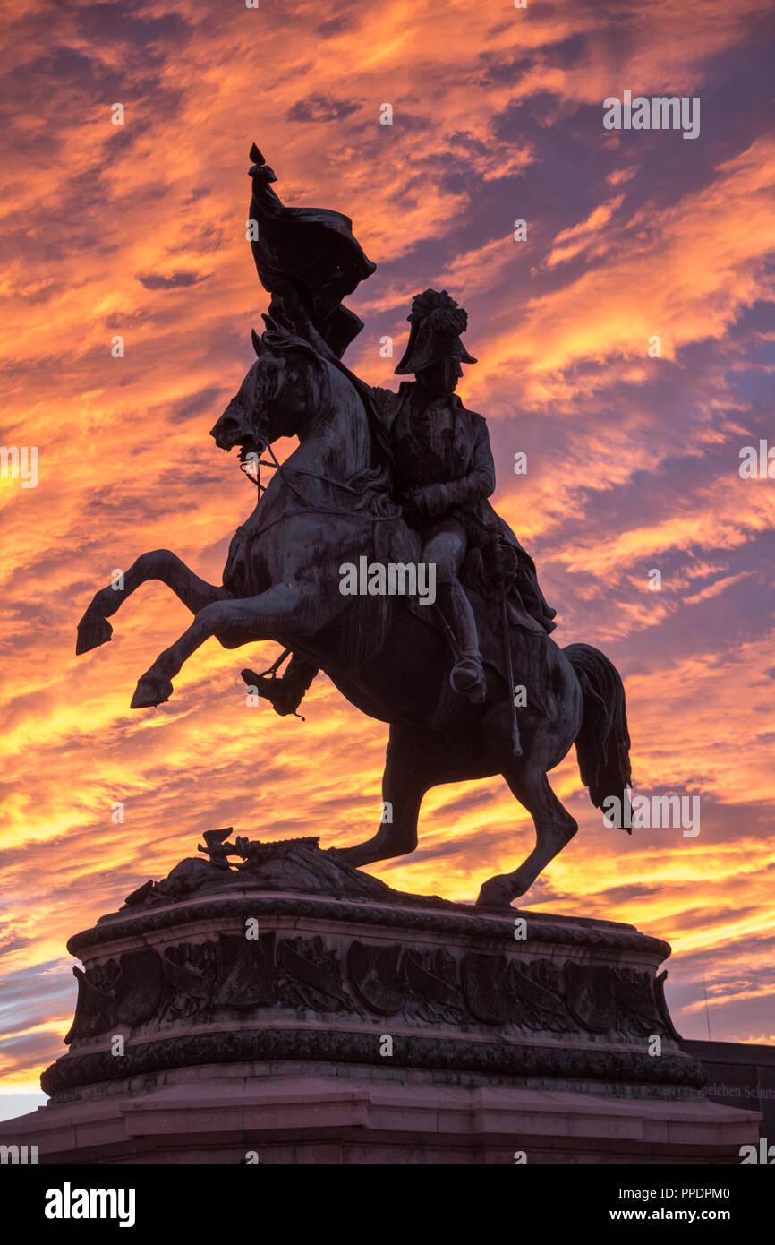 Denkmal (Reiter-Statue) von Erzherzog Karl am Heldenplatz in Wien vor Abendhimmel feuerrotem Foto Stock