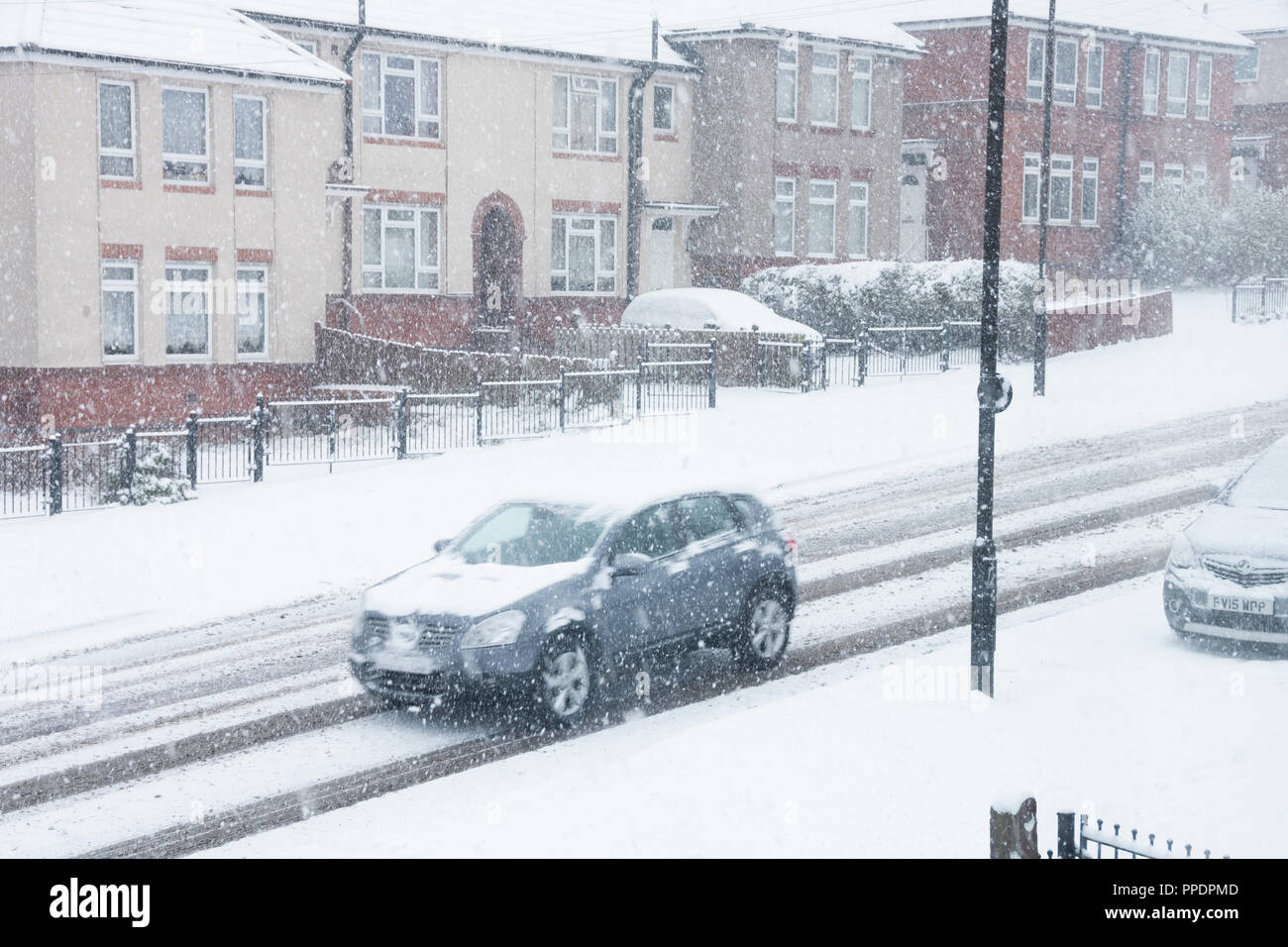 Sheffield, Regno Unito - 28 Feb 2018: guida auto in blizzard come bestia da est afferra Sheffield nel gelido inverno freddo 28 Feb a Hastilar strada così Foto Stock