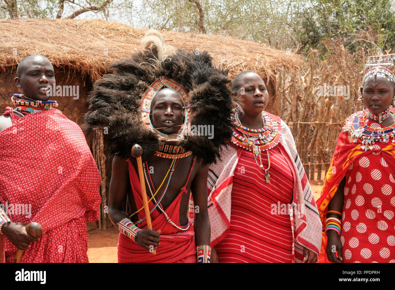 Kenya, Tsavo National Park, 03/20/2018 - Masai persone nel loro villaggio in costume tradizionale Foto Stock