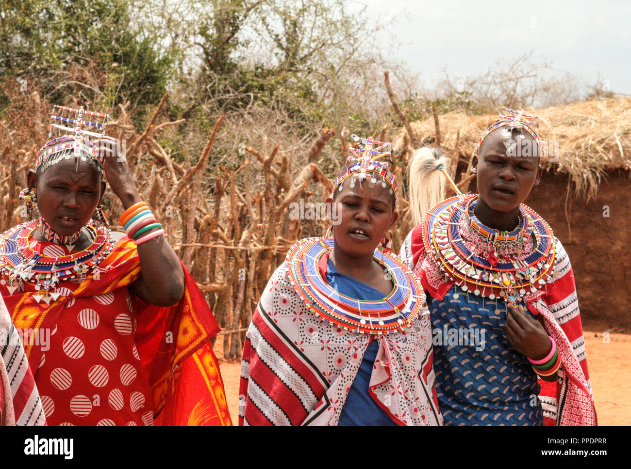 Kenya, Tsavo National Park, 03/20/2018 - Masai persone nel loro villaggio in costume tradizionale Foto Stock