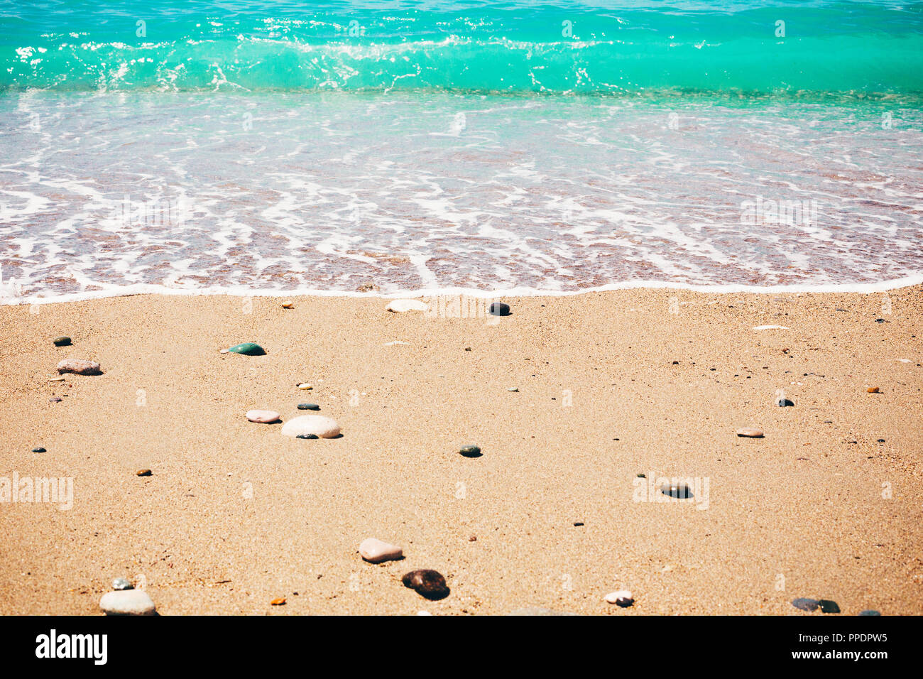 Il turchese del mare con una spiaggia tropicale. Costa del mare in estate, vacanze attive in Paradise Resort, concetto di stile di vita di viaggio. Foto Stock