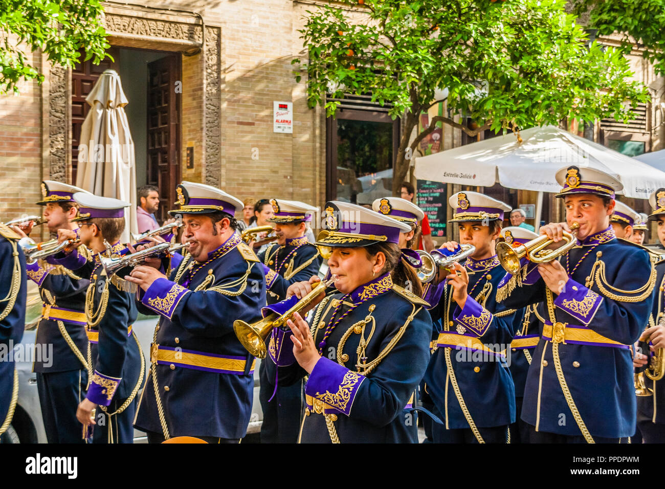 Marching Band giocando in una processione durante un festival a Siviglia, Spagna. Foto Stock