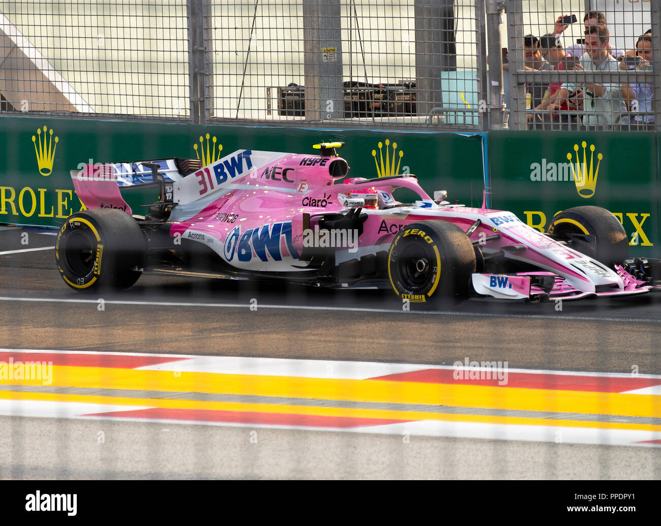Un punto Racing Force India F1 Team di Formula Uno Racing Car all uscita della corsia dei box del Circuito Cittadino di Marina Bay a Singapore 2018 Foto Stock