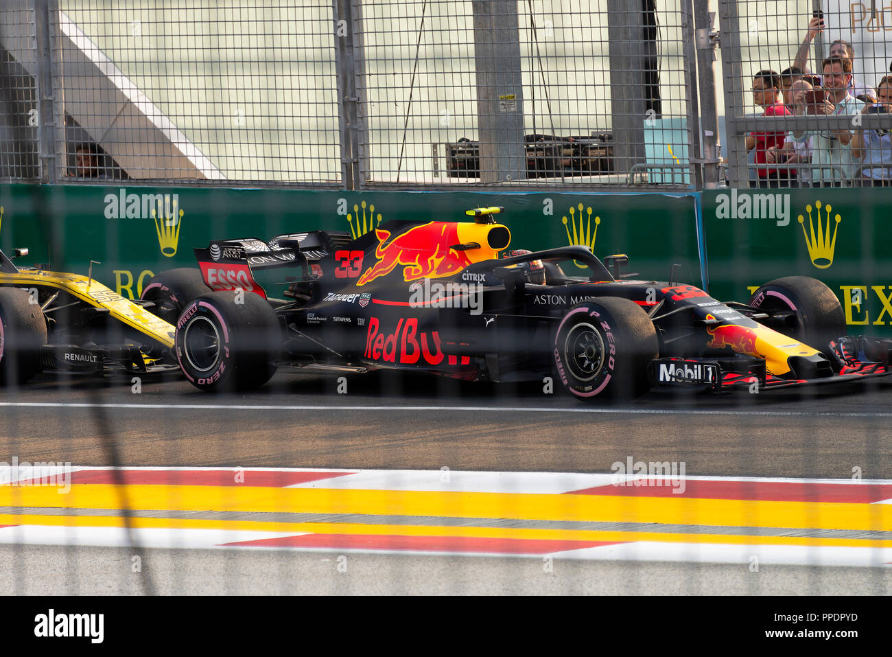 Una Red Bull Racing Formula One Racing Car all uscita della corsia dei box del Circuito Cittadino di Marina Bay a Singapore 2018 Foto Stock