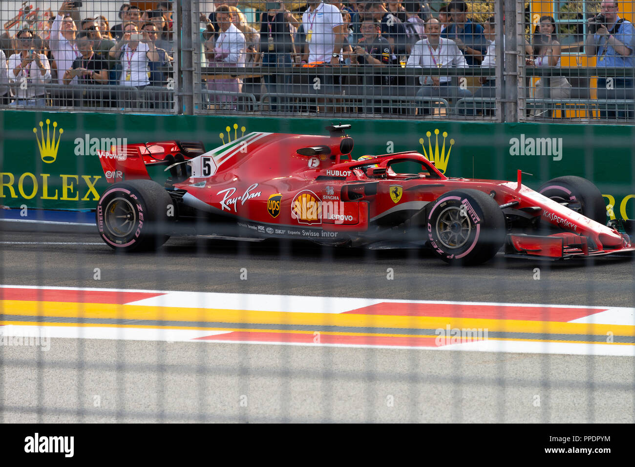 Una Ferrari Formula One Racing Car all uscita della corsia dei box del Circuito Cittadino di Marina Bay a Singapore 2018 Foto Stock