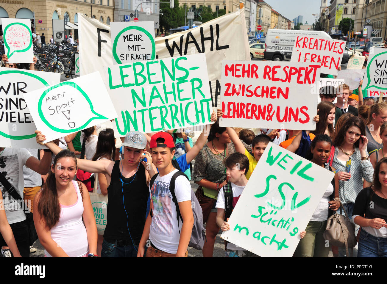 Circa 250 studenti manifestano sotto il motto "Ci sono molti' sull'Odeonsplatz a Monaco di Baviera per migliorare i concetti didattici e più diritti dello studente. La foto mostra segni con le parole "l'insegnamento che è strettamente correlato alla vita' e 'More rispetto tra insegnanti e noi". Foto Stock