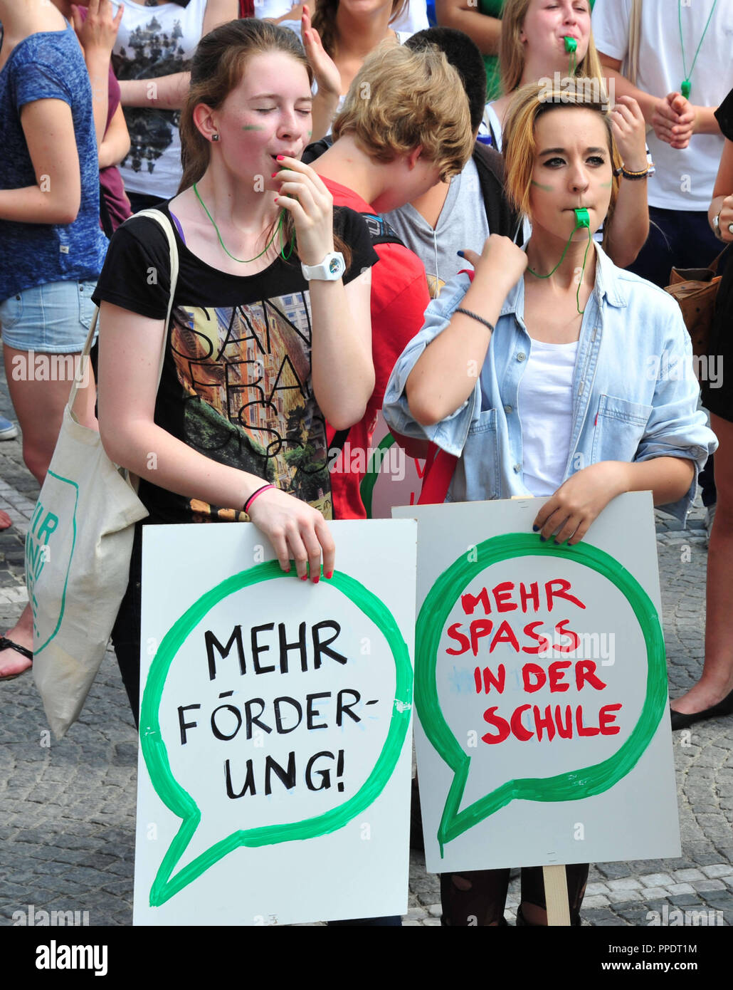 Circa 250 studenti manifestano sotto il motto "Ci sono molti' sull'Odeonsplatz a Monaco di Baviera per migliorare i concetti didattici e più diritti dello studente. Nella foto la lettura di segni 'More support' e 'More divertenti a scuola". Foto Stock