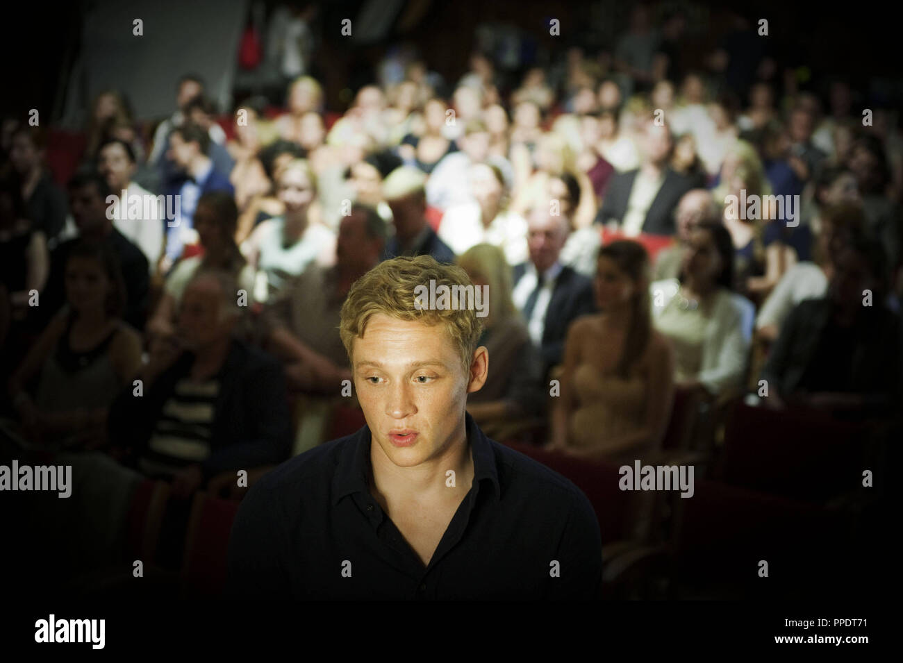 Regista e attore Matthias Schweighofer presso le riprese del suo film 'Vaterfreuden' (le gioie della paternità) nel Kleines Theater di Haar. La differenza tra attore e regista può essere osservato visivamente quando Schweighoefer è sulla parte anteriore della fotocamera che indossa una camicia nera, mentre dirige ha una canottiera bianca a. Foto Stock