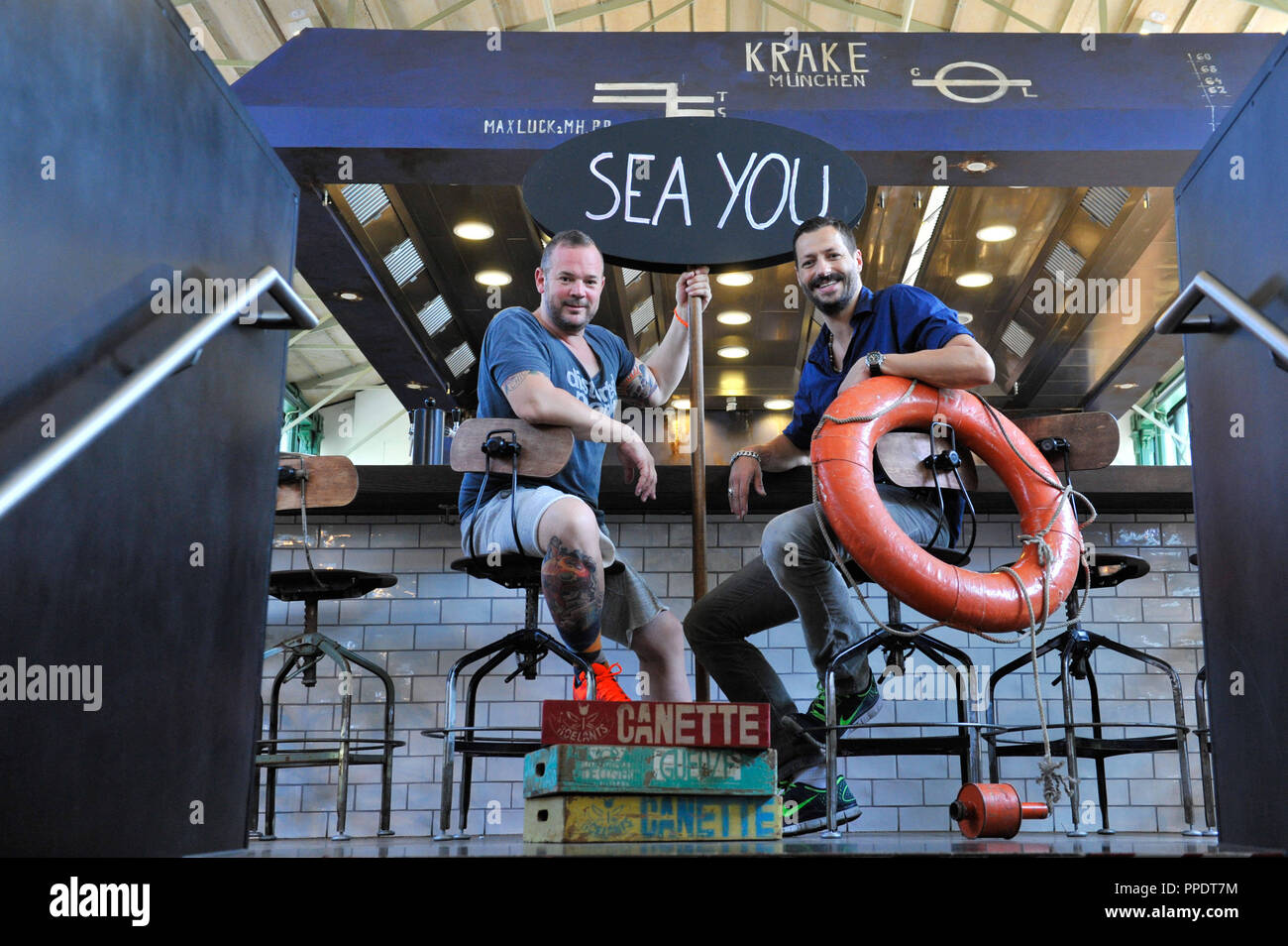 I proprietari di Marko Huth (r) e Patrick Bertermann nel loro ristorante 'Krake' nella galleria del Schrannenhalle a Monaco di Baviera. Foto Stock I proprietari di Marko Huth (r) e Patrick Bertermann nel loro ristorante 'Krake' nella galleria del Schrannenhalle a Monaco di Baviera. Foto Stock