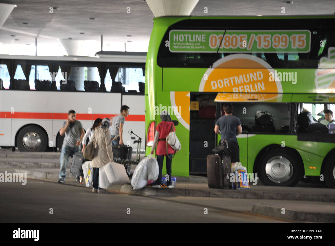 Passeggeri in Zentraler Omnibusbahnhof (stazione centrale degli autobus (ZOB) al ponte di hacker a Monaco di Baviera. Foto Stock